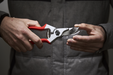 FELCO 4 | Einhand Baum-, Reb-, Gartenschere | Leistung | Basismodell | in der Hand